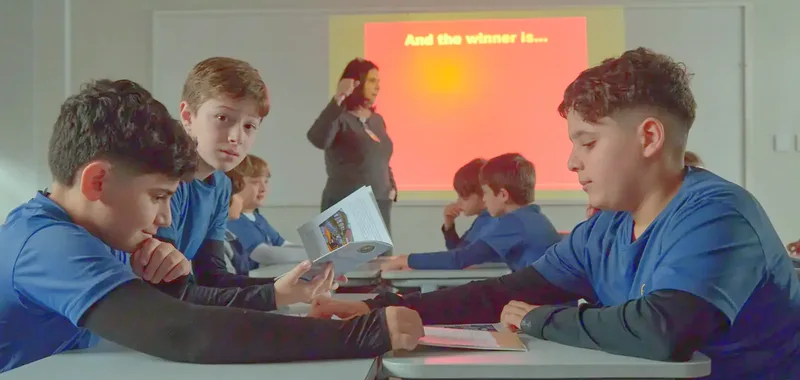 Turma do Fundamental I em aula de inglês com a professora